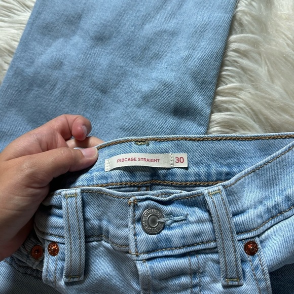 LEVI’S Ribcage Straight Jeans In Light Wash - Picture 6 of 7